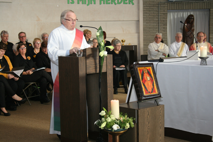 Michel bij de preek tijdens zijn dankviering